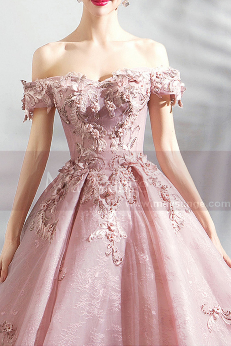 Robe De Bal Princesse Rose Fleurie Epaules Dénudée Manches Courtes - Ref P1902 - 01 Robe De Bal Princesse Rose Fleurie Epaules Dénudée Manches Courtes - Ref P1902 - 01