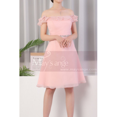 Robe Courte Rose Col Bardot A Volant Et Ceinture Brillante