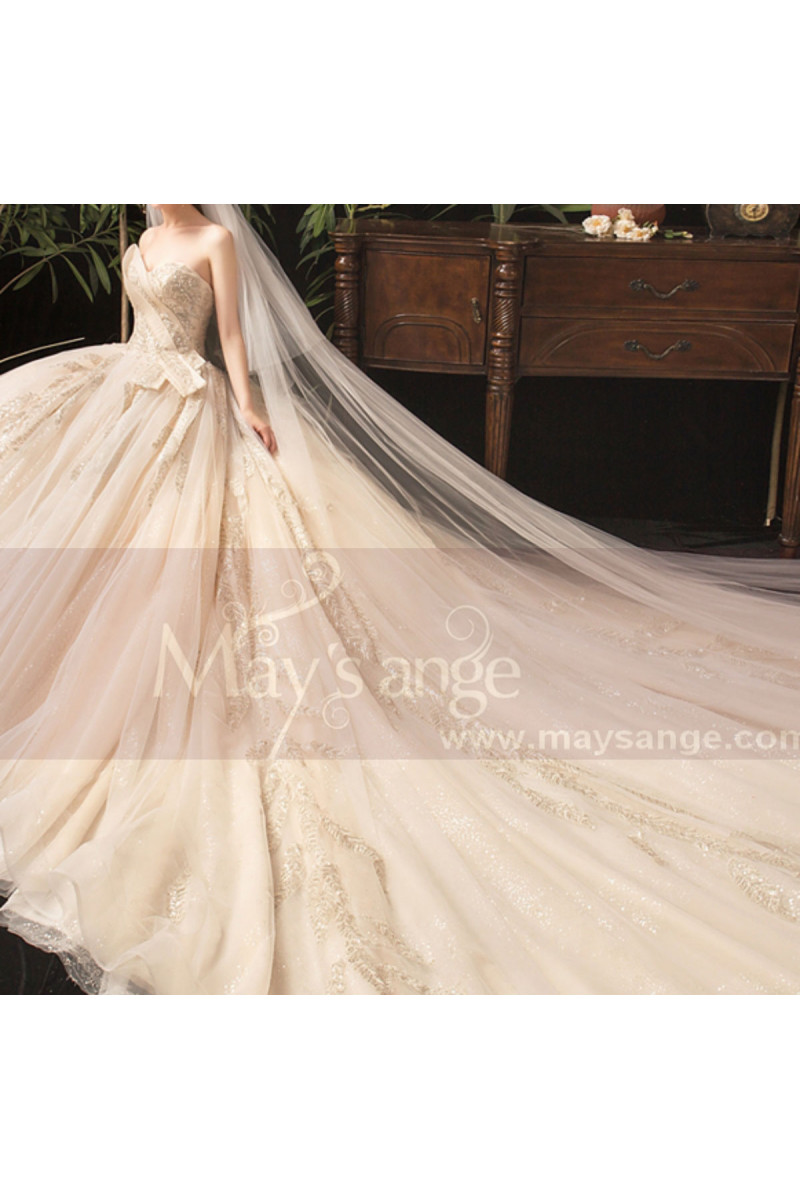 Robe De Mariée De Luxe Ivoire Dorée Bustier Étincelant Et Très Longue Traîne Ref M078 Robes