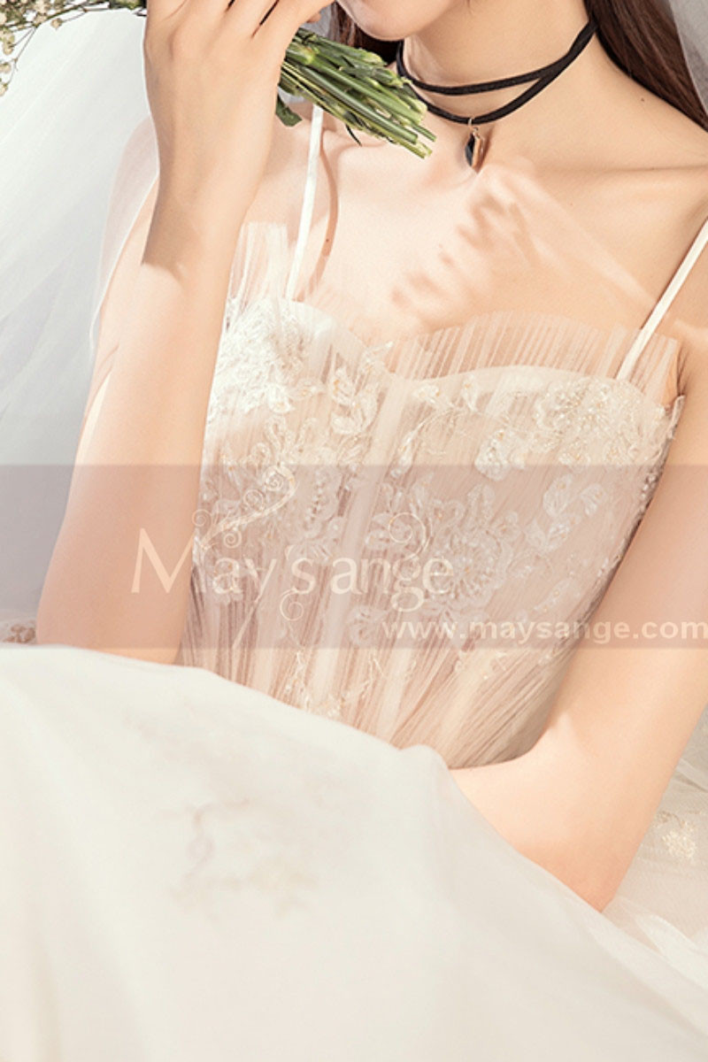 Off White Long Train Wedding Dress With Thin Strap - Ref M083 - 01