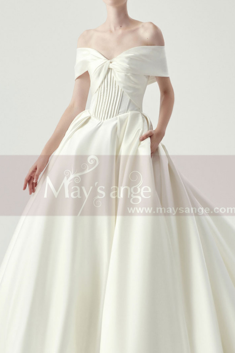 Splendid Tie Neck Bodice Satin Bridal Gowns With Long Train - Ref M1265 - 01