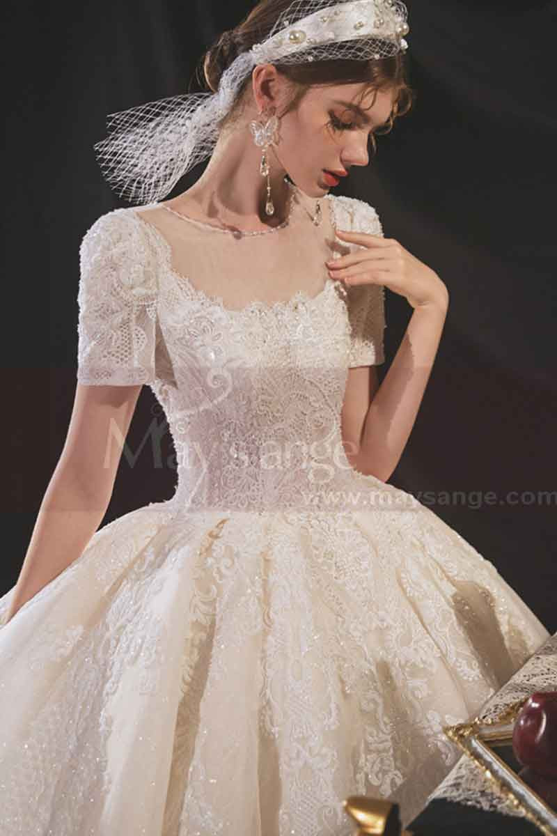 Robe Mariée Haute Couture Haut En Dentelle Avec Manches Et Ouverture Au Dos - Ref M1252 - 01