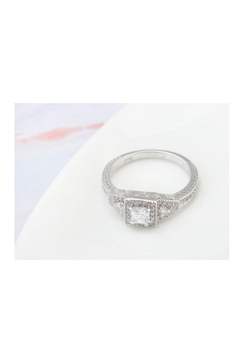 Bague femme chevalière en argent strass carré - Ref 22460 - 01