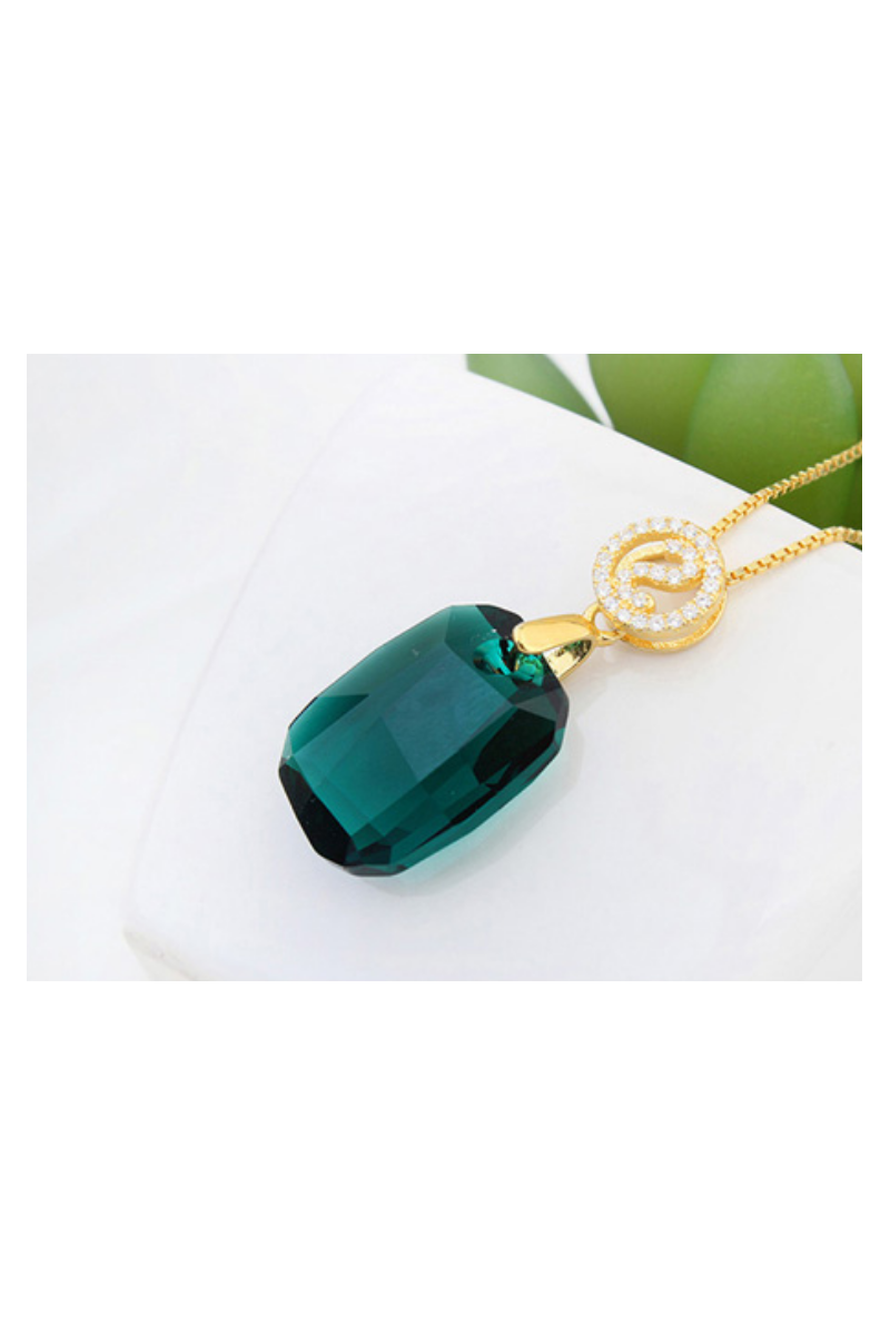 Collier Longue Chaîne Dorée Trina Turk Avec Pendentif Vert - Neuf Sans Emballage