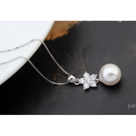 Collier tendance femme avec grosse perle blanche et cristal fleur