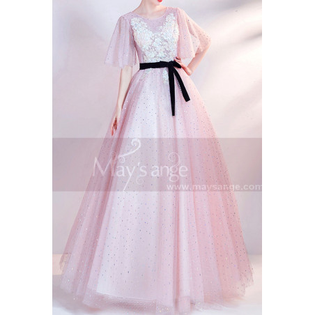 Robe longue cérémonie rose pailleté avec haut brodé et manches papillons