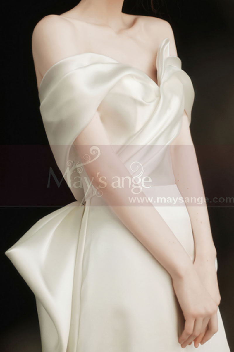 Very classy wedding dress in thick satin with chic bustier and with bow and lacing at the back - Ref L2374 - 01