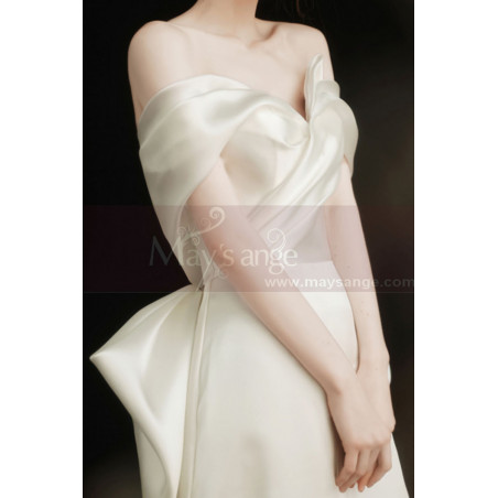 Robe de mariée très classe en satin épais avec bustier drapé et noeud au dos