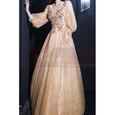 Robe longue nude en tulle douce avec joli haut pailleté et manches fendues pour soirée