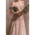 Robe longue de bal en tulle rose nude avec haut moderne en strass et manches courtes tombantes - Ref L2391 - 03