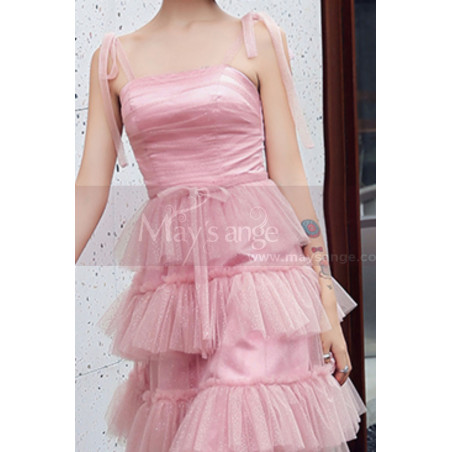 Magnifique robe de cocktail en tulle couleur rose clair avec bretelles et jupe à volants superposés