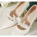 Very chic white pumps for wedding with pretty patterned flowers on the front - Ref CH129 - 03