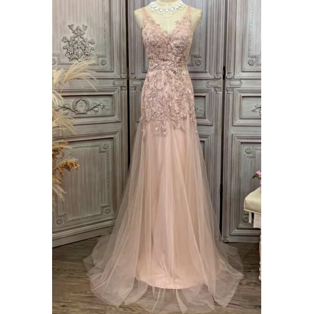 Robe soirée rose poudrée en tulle élégante avec une petite traine