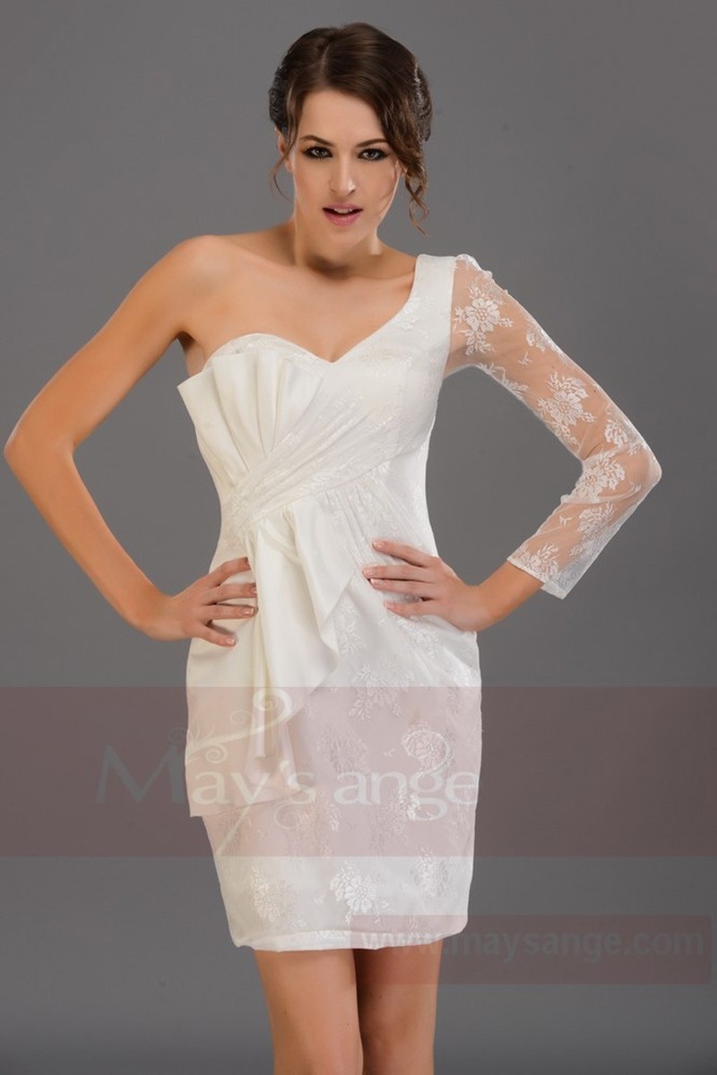 Robe blanche avec une manche dentelle - Ref C683 - 01 Robe blanche avec une manche dentelle - Ref C683 - 01