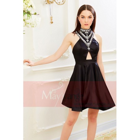 robes de cocktail noire satine col montant orne des pierres dos ouvert
