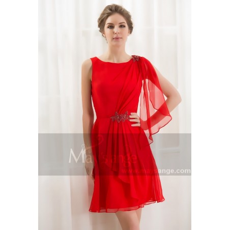 robe de gala rouge feu avec une voile sur l’épaule maysange