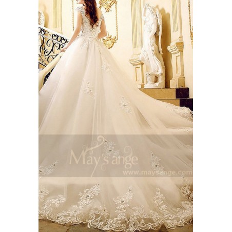 robe de mariée princesse fluide et splendide en dentelle