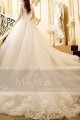 robe de mariée princesse fluide et splendide en dentelle - Ref M379 - 02