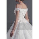 belle robe de mariée blanche en dentelle calais simple et tres chic - Ref M370 - 04