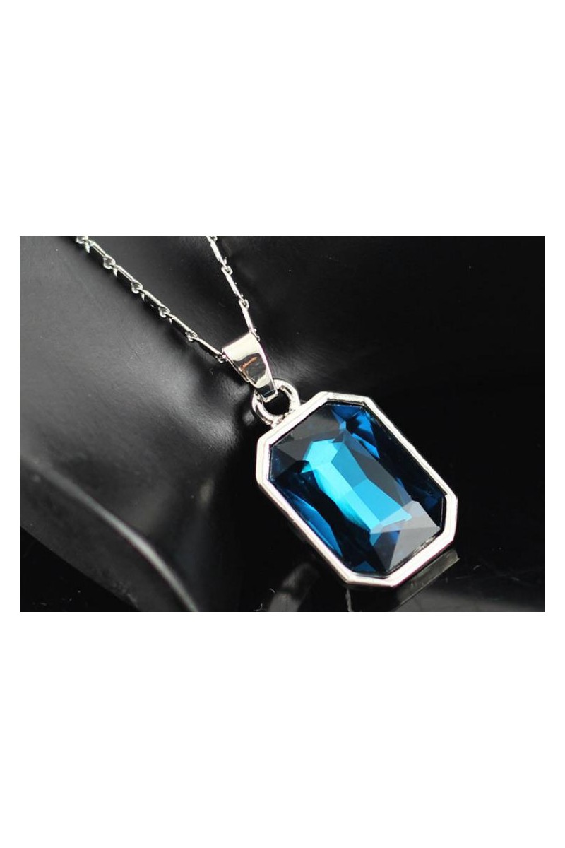 Joli collier avec pendentif bleu topaze - Ref F032 - 01 Joli collier avec pendentif bleu topaze - Ref F032 - 01