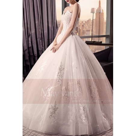 belle robe de mariée bustier princesse vaporeuse en dentelles perlées