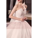 belle robe de mariée bustier princesse vaporeuse en dentelles perlées - Ref M398 - 03