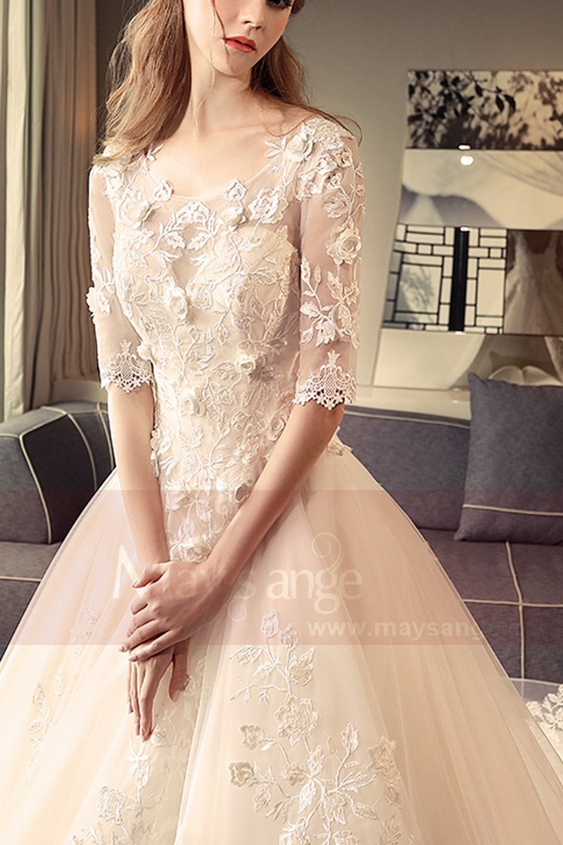 robe de mariée bohème ivoire champagne pâle romantique dentelle et tulle foisonne - Ref M393 - 01