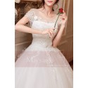 robe du mariage forme empire blanche manche courte en dentelle - Ref M404 - 02