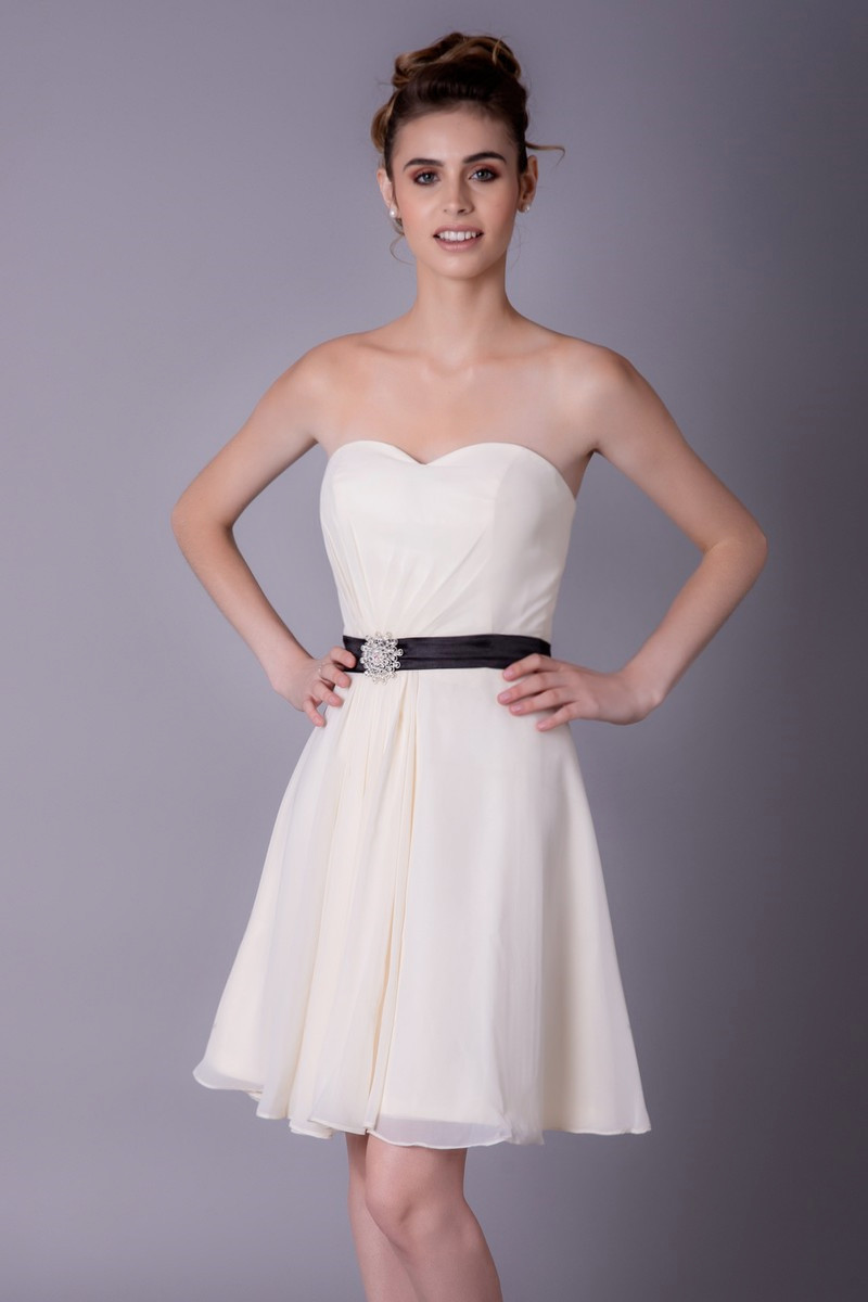 Robe de Cocktail Courte Blanc Cassé Avec Ceinture Noire - Ref C951 - 01 Robe de Cocktail Courte Blanc Cassé Avec Ceinture Noire - Ref C951 - 01